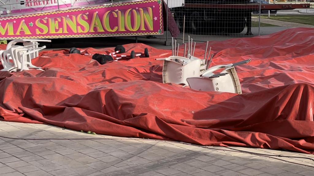 Resto de la atracción y cables por el suelo.