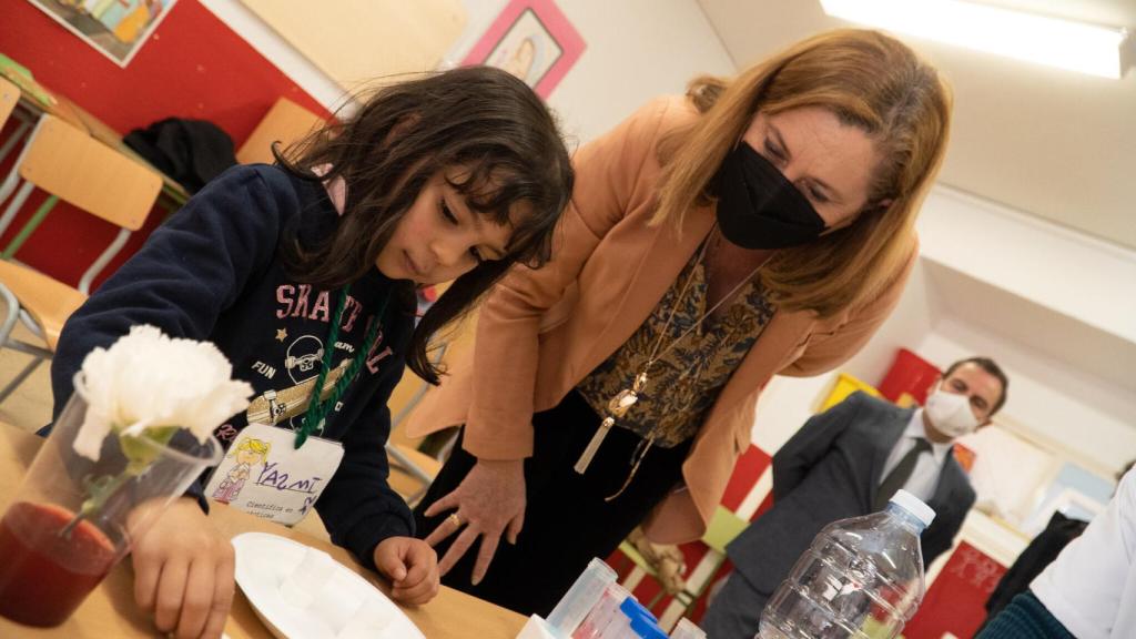 Rosa Ana Rodríguez, consejera de Educación, Cultura y Deportes, en el CEIP ‘Rosa Parks’ de Toledo. Foto: JCCM