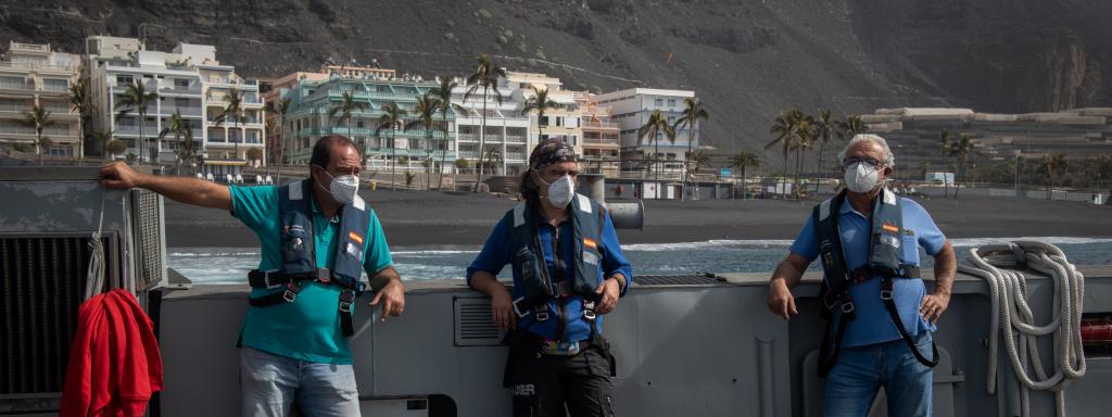 Varios agricultores, en el barco anfibio Castilla.