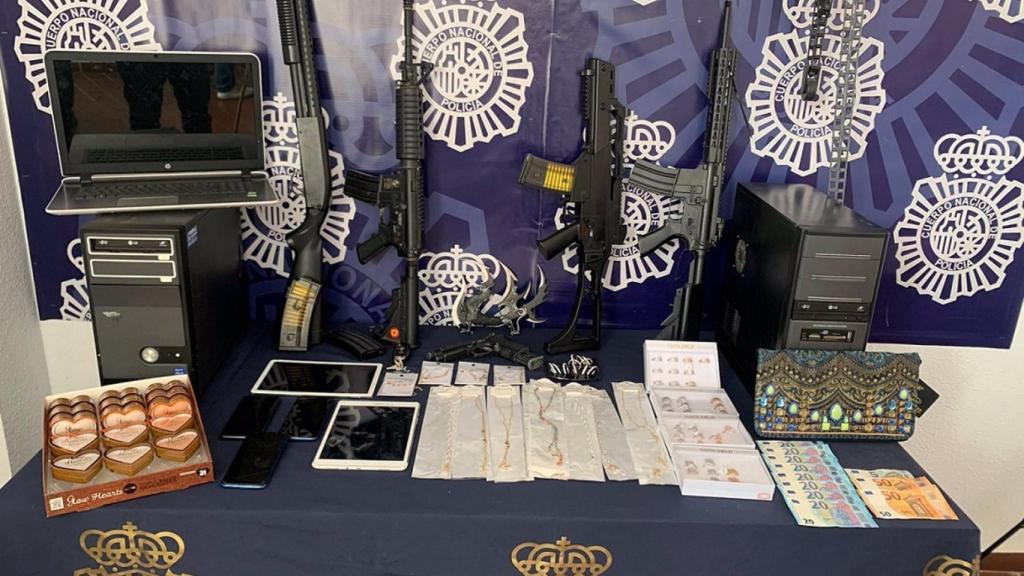 Objetos intervenidos en una operación policial.