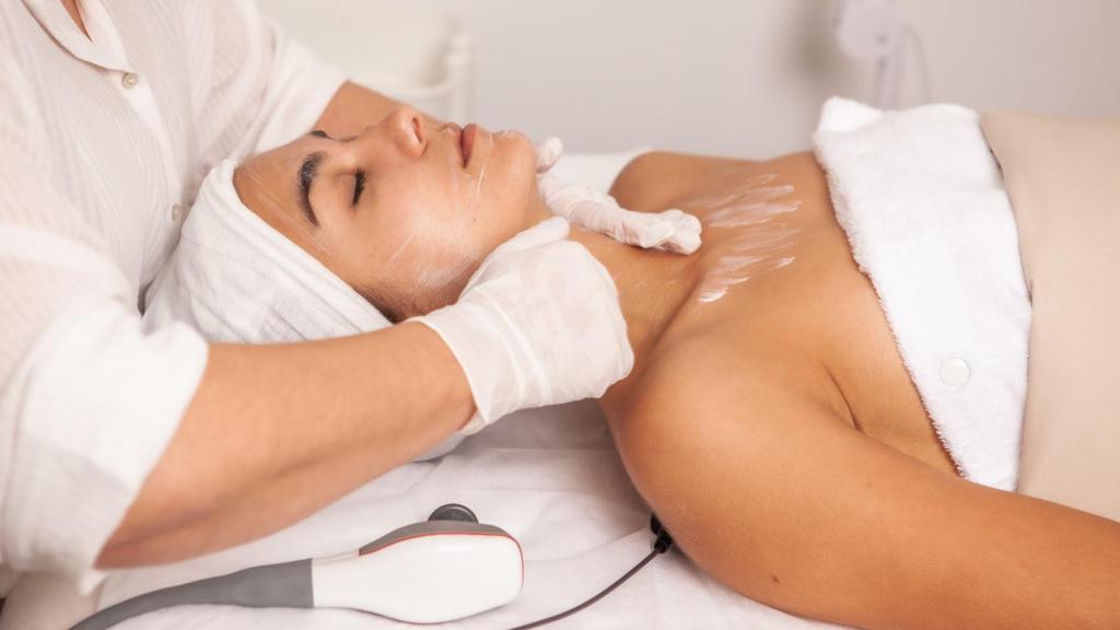 Una mujer recibe un masaje en el centro de belleza Rocío Escalante.