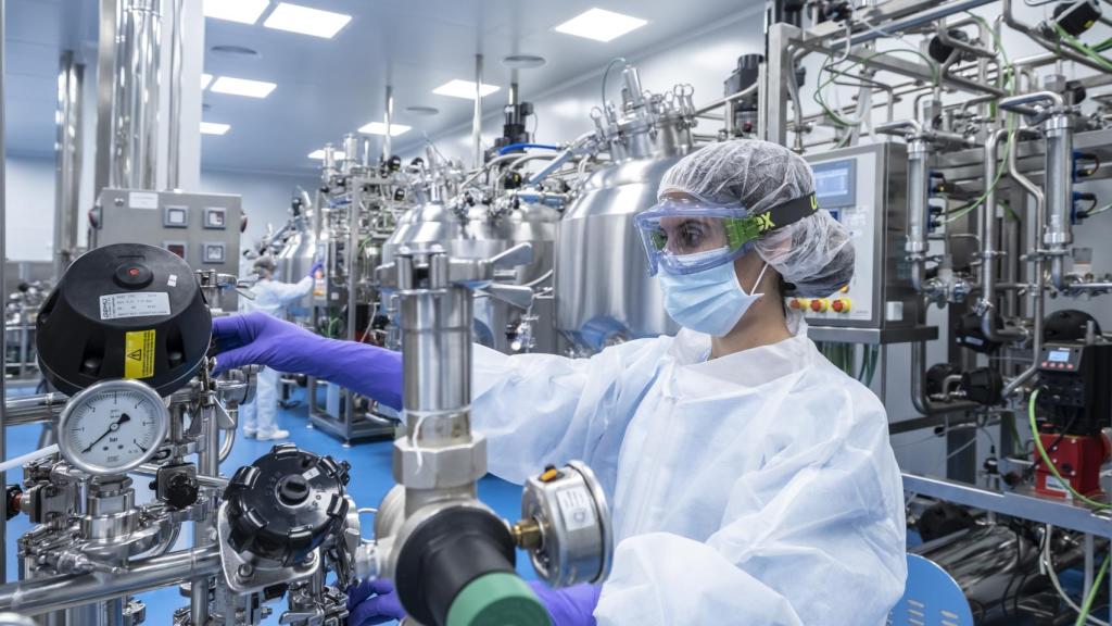 Técnicos trabajando con la vacuna de Hipra.