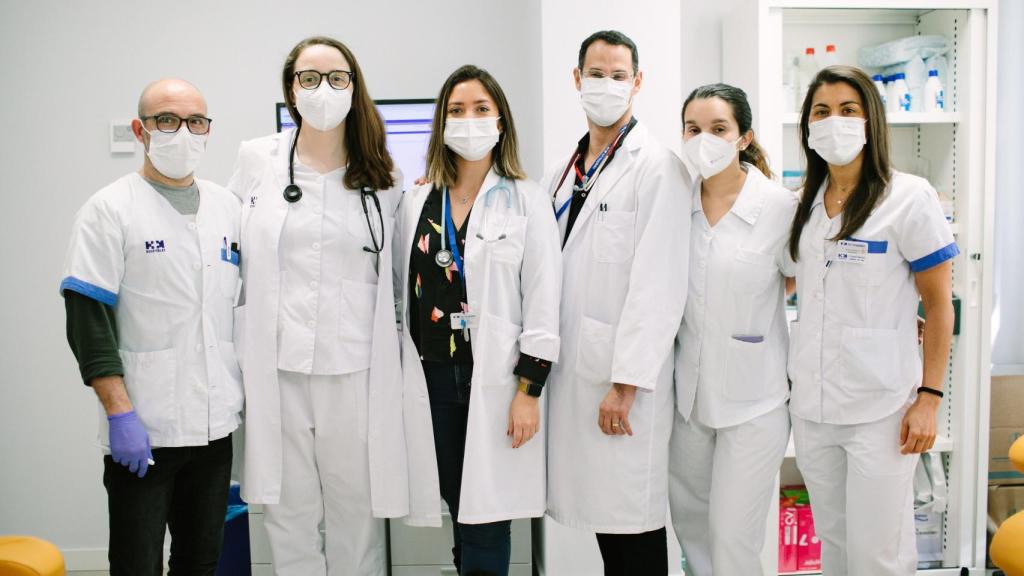 Los profesionales de HM Hospitales que están inoculando la vacuna.
