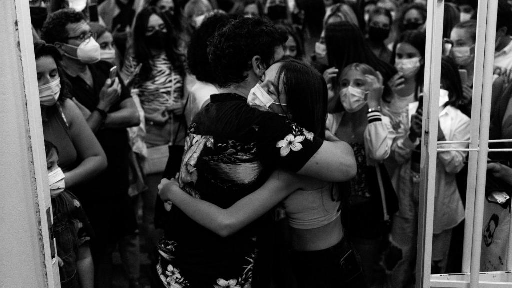 Fran Perea abraza a una de sus fans en un concierto en Málaga en 2021.