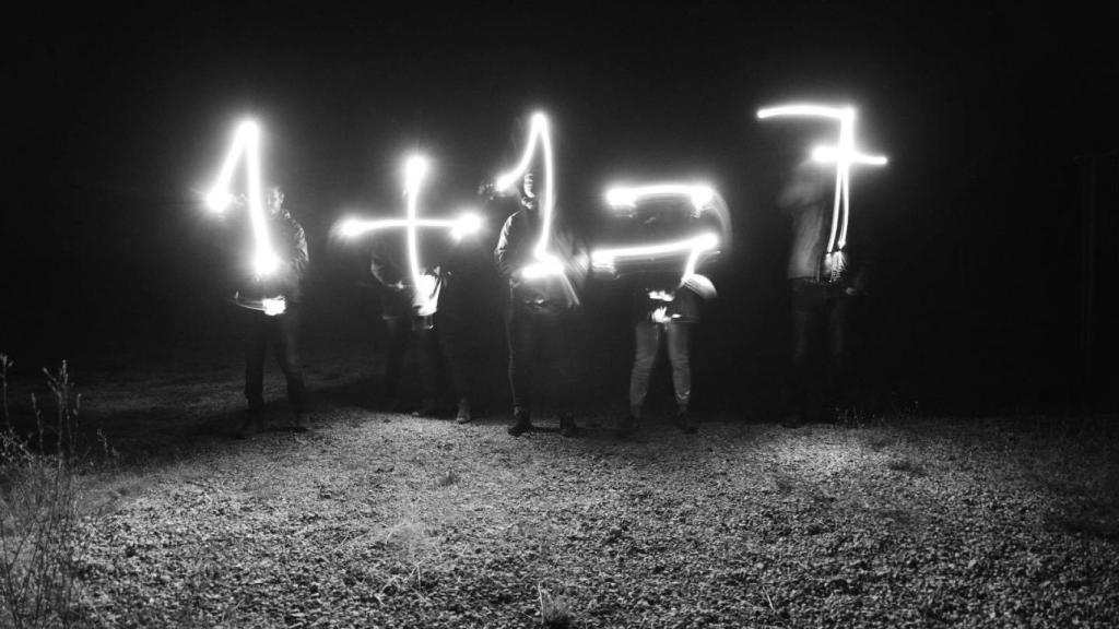 El estribillo de la canción de 'Los Serrano', representado con luces.