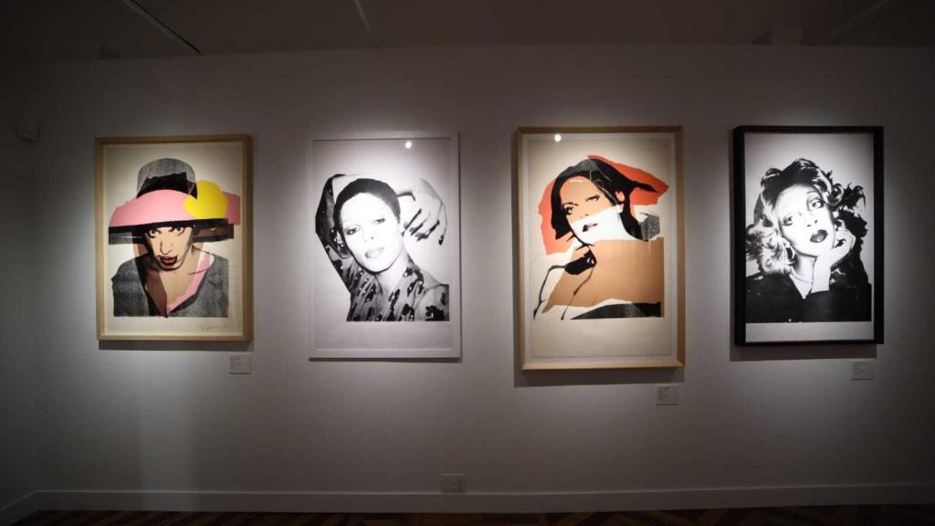 Vista de la exposición con varias obras