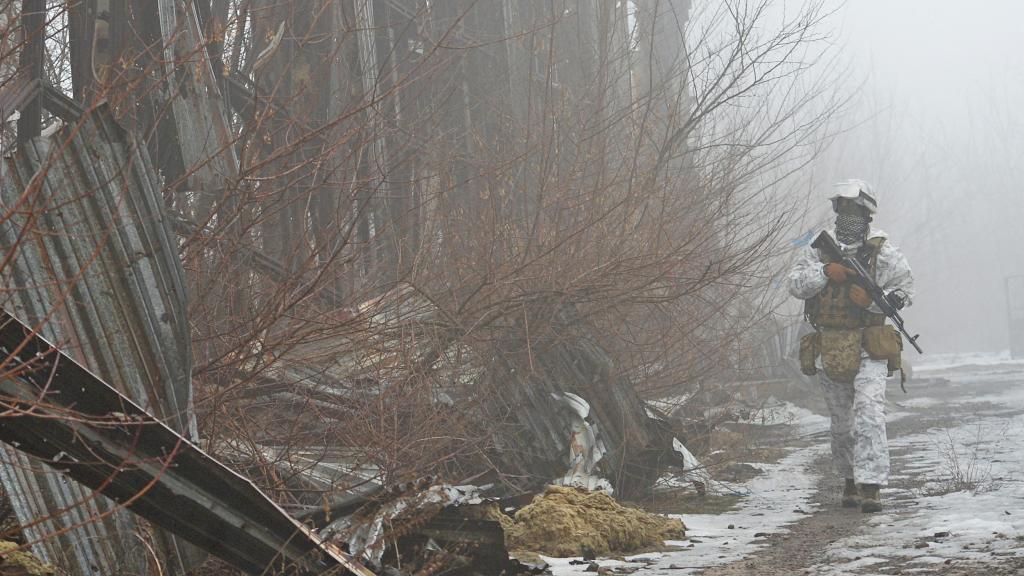 Un soldado ucraniano patrulla cerca de Donetsk.