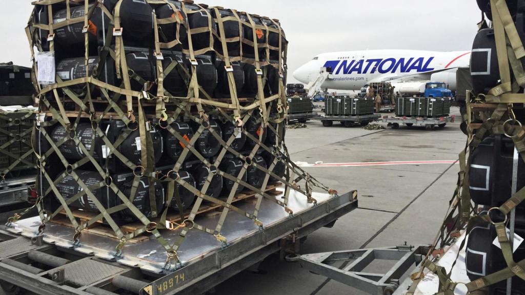 Armamento estadounidense tras su llegada a Kiev.