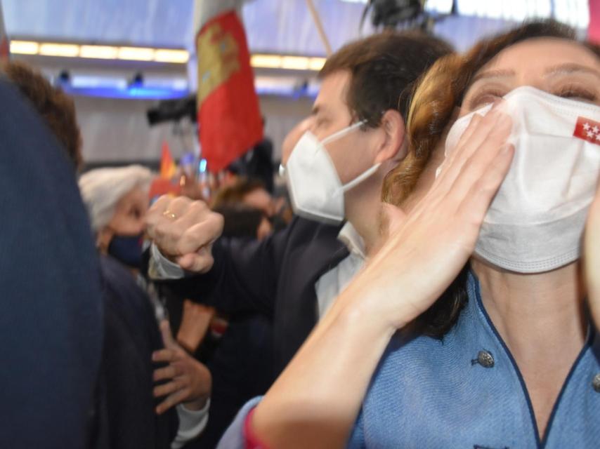 Ayuso lanza besos en su entrada al mitin