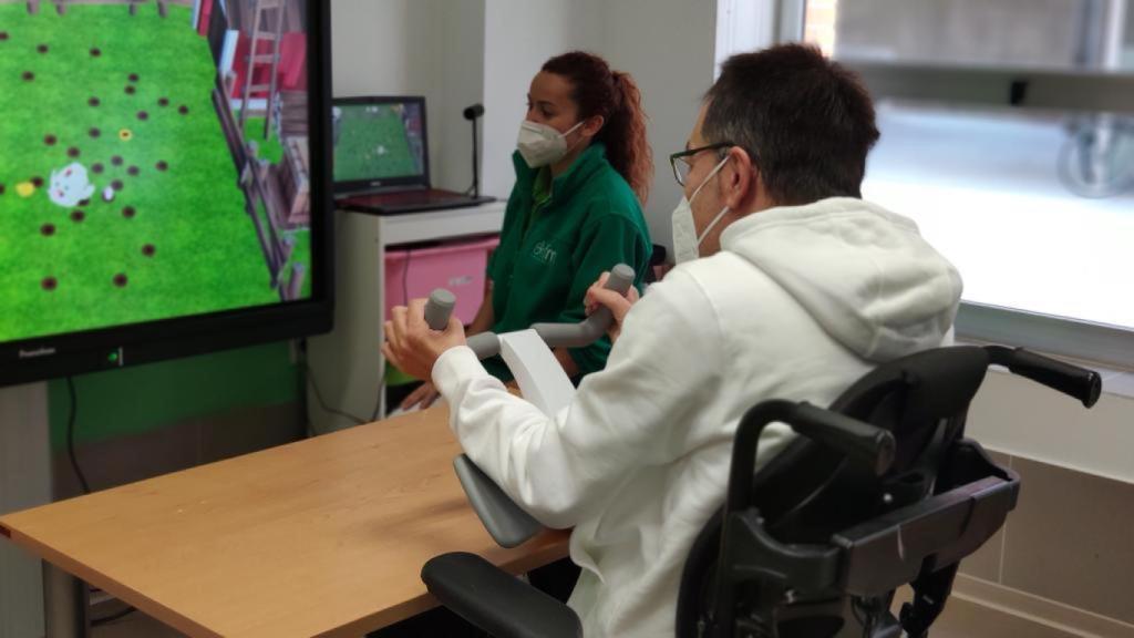 Ken, en una de sus sesiones de rehabilitación a las que acude desde hace 28 años de forma ininterrumpida.