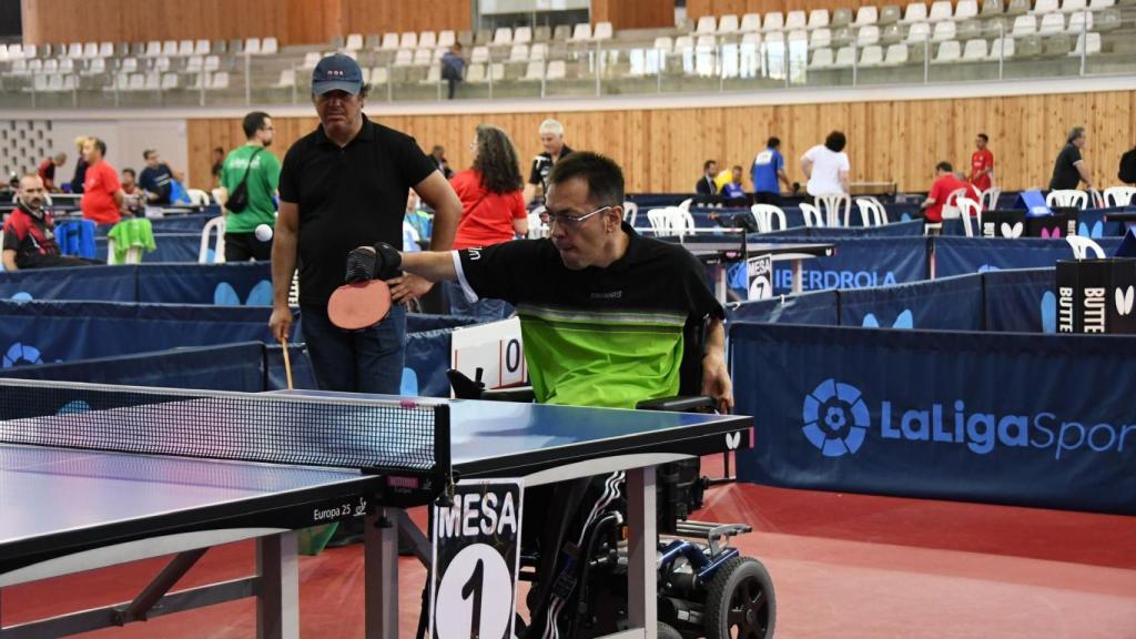 Ken durante un partido de tenis de mesa.