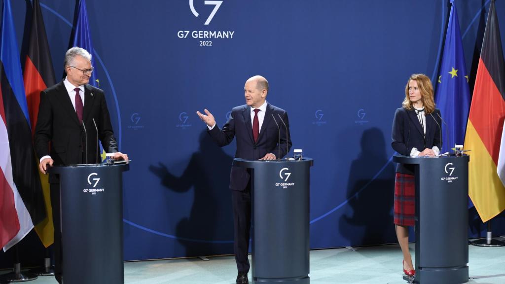El canciller alemán, Olaf Scholz, junto al presidente lituano y a la primera ministra de Estonia este jueves en Berlín.