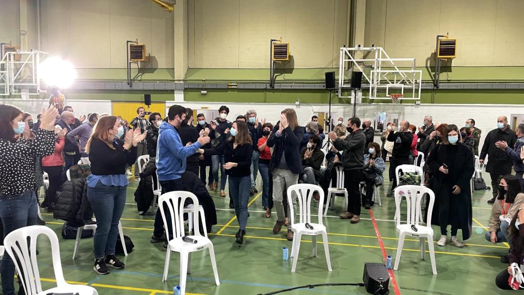 Ione Belarra entrando al acto acompañada del resto de sus compañeros