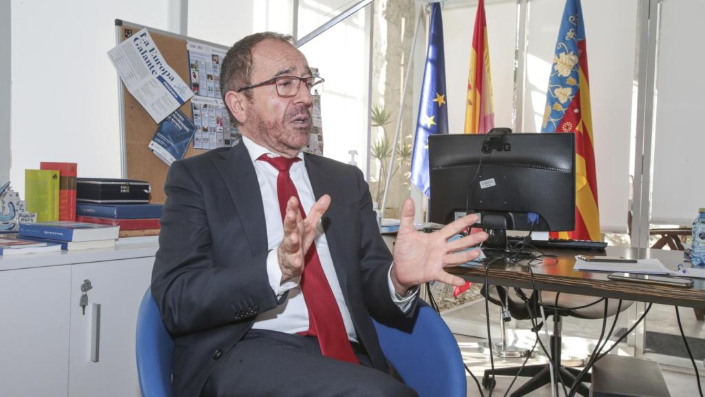 El director en su despacho de la Casa.