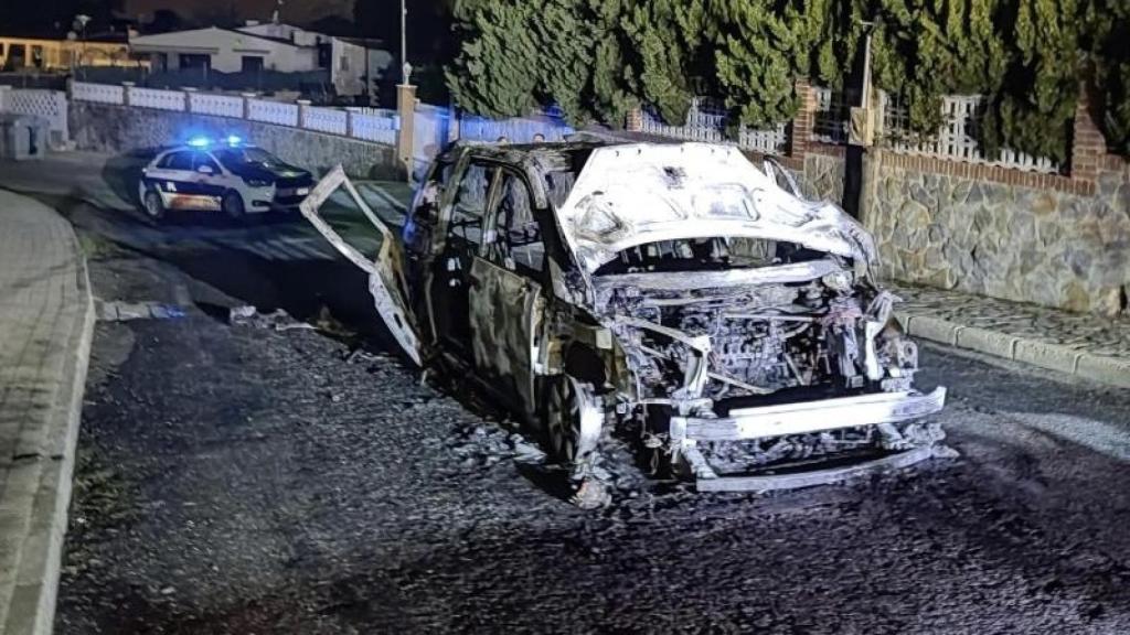 Así quedó el vehículo de la detenida tras sofocar los bomberos las llamas.