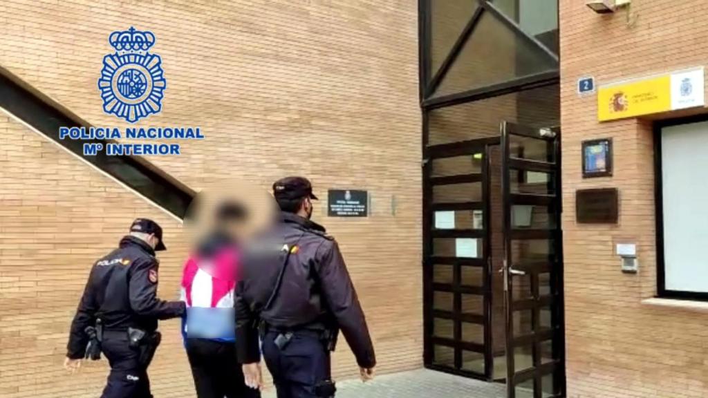 La Policía Nacional arresta al joven que compartió un vídeo orinándose en un taxi.