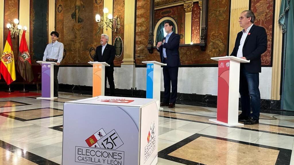 Luis Briones, el primero por la izquierda, en el debate de Burgos