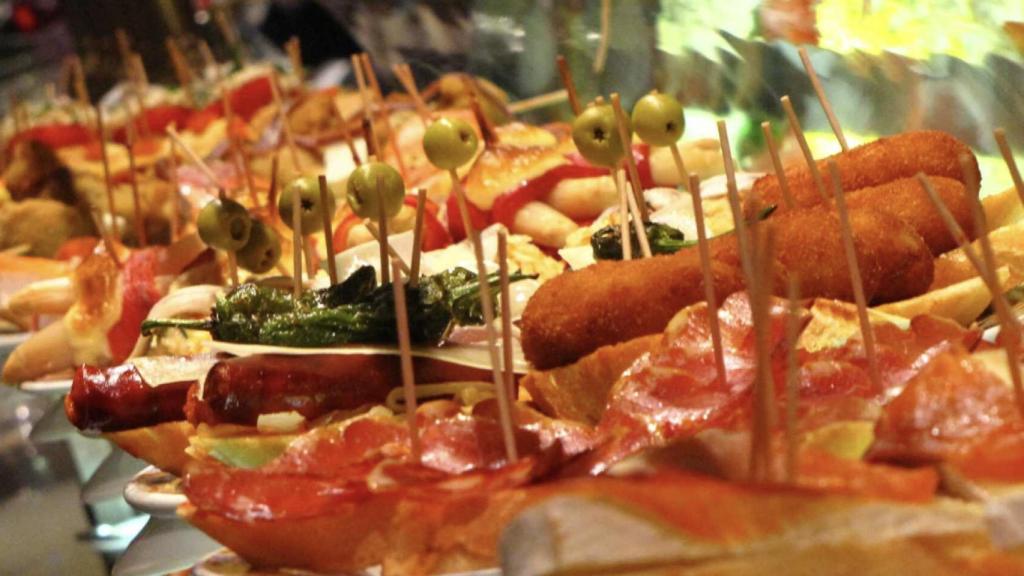 Pintxos expuestos en un bar.