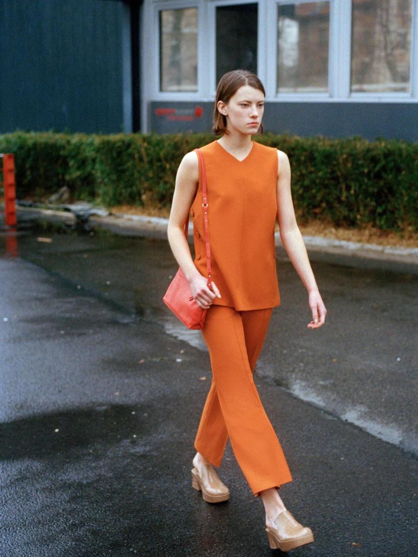 Pantalón tobillero y blusa.