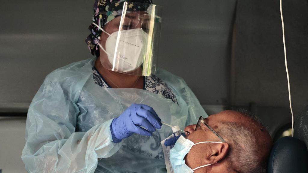 Una enfermera realiza una prueba de antígenos.