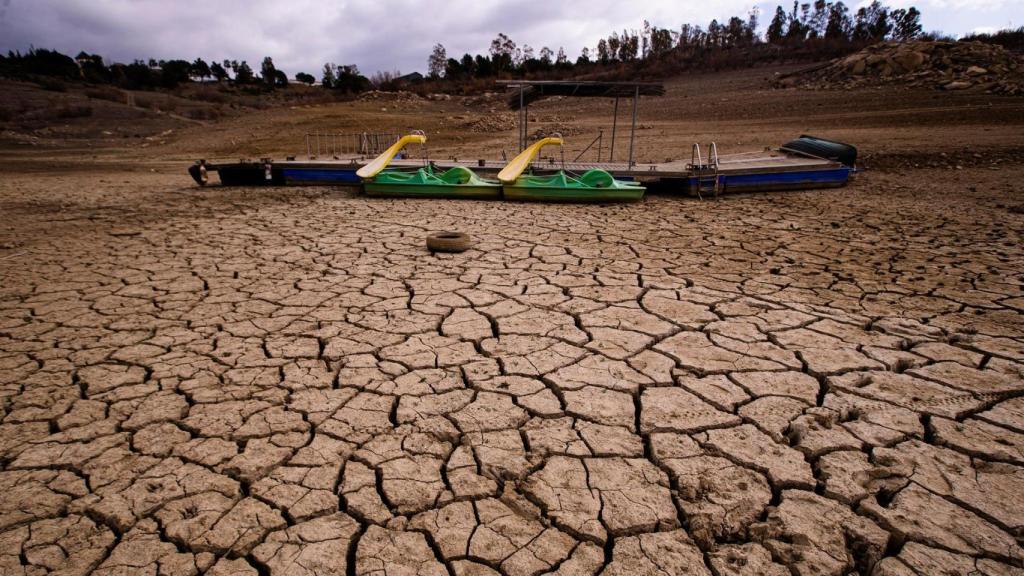 Así está el embalse de La Viñuela, en Málaga, tras el largo periodo con escasez de lluvias.