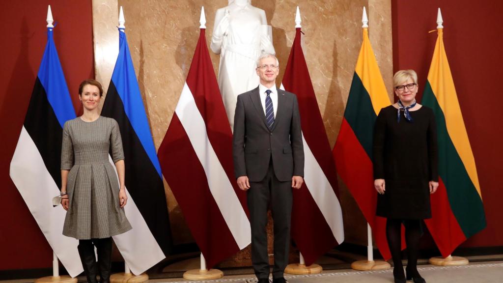 La primera ministra de Estonia, Kaja Kallas (izquierda), el primer ministro de Letonia, Arturs Krišjānis Kariņš (centro), y la primera ministra de Lituania, Ingrida Šimonytė (derecha).