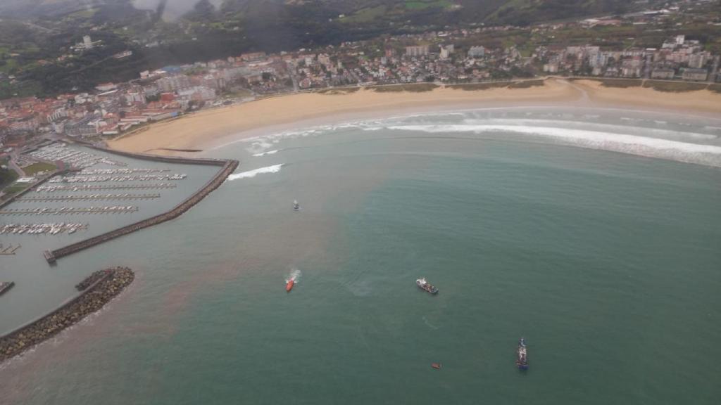 Salvamento Marítimo remolcó el pesquero gallego hasta Laredo.