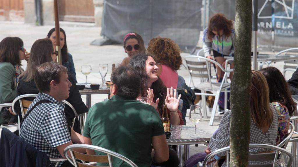 Varios clientes en una terraza.