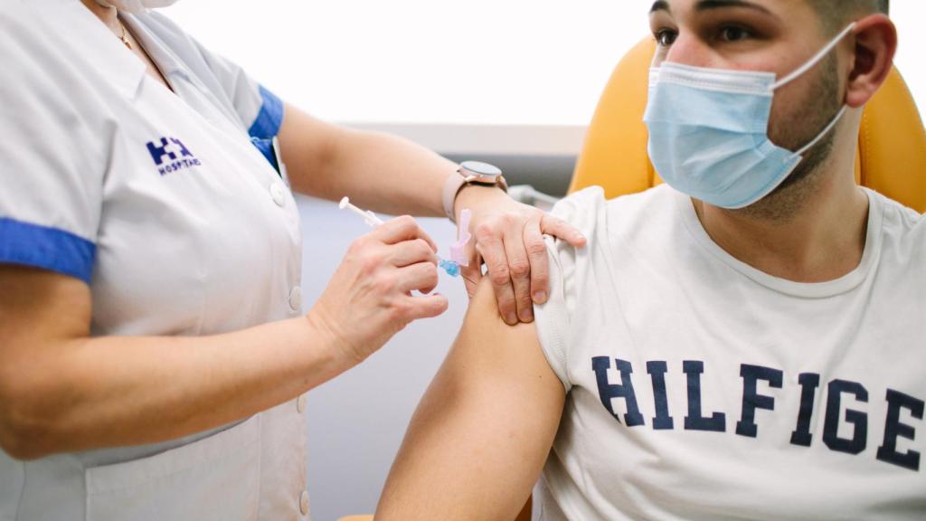 Carlos Aldecoa durante la inoculación de la vacuna.
