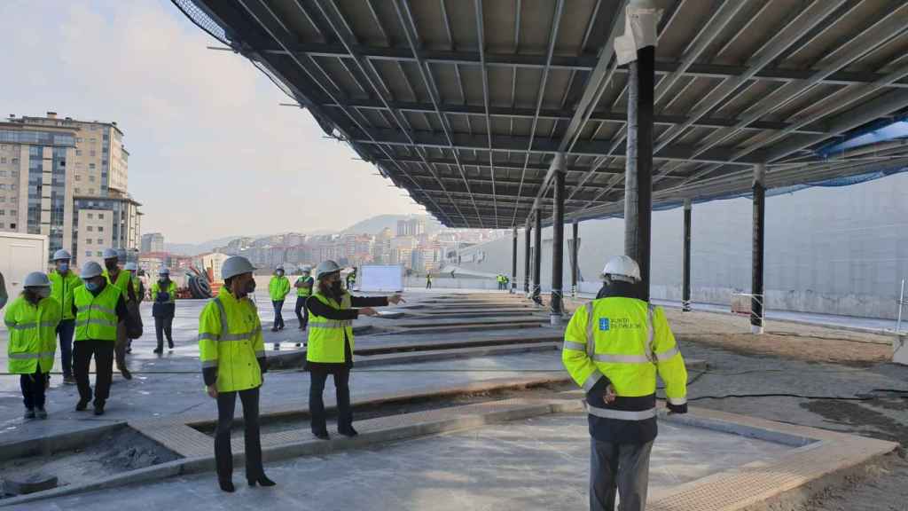 Ethel Vazquez visitó hoy las obras de las estación viguesa.