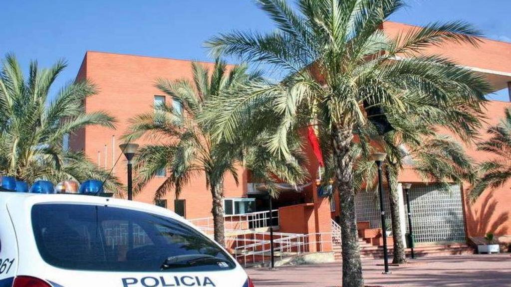 La comisaría de Elche donde permanece el joven detenido.