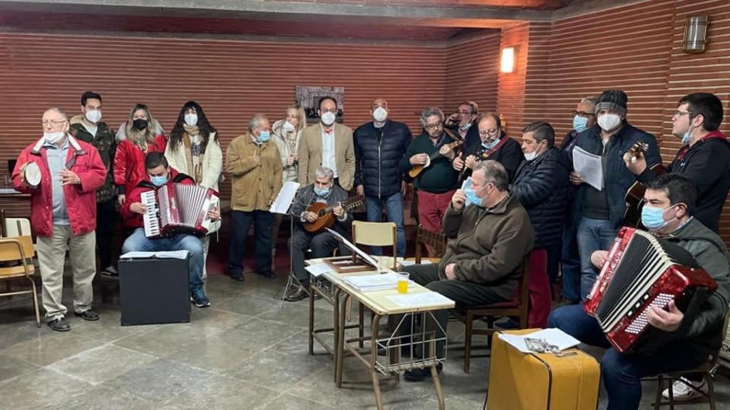 Visita a los ensayos de la Rondalla 'Tres Columnas'