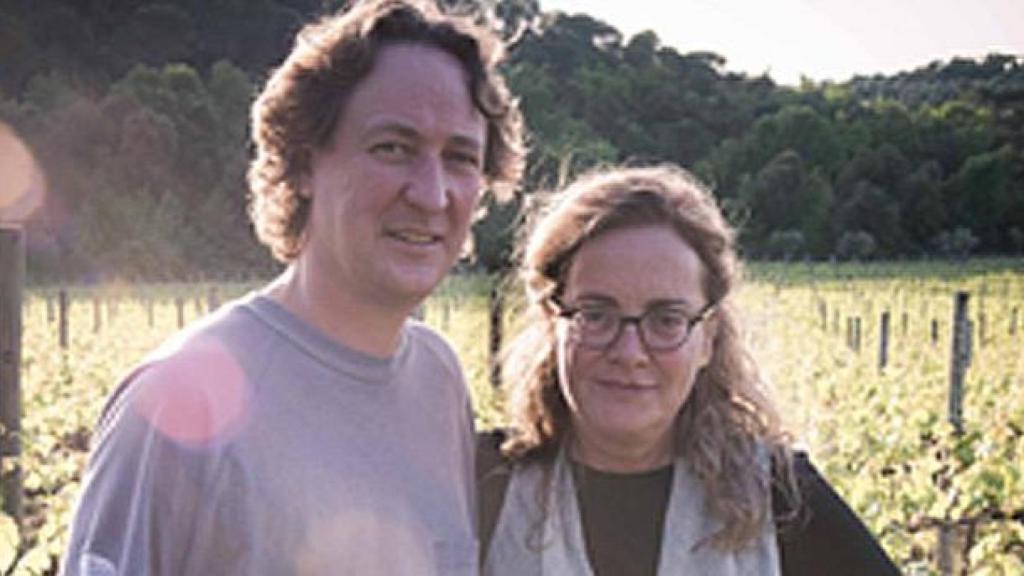 María Jesús Polanco, a la derecha, con sus viñedos de fondo.