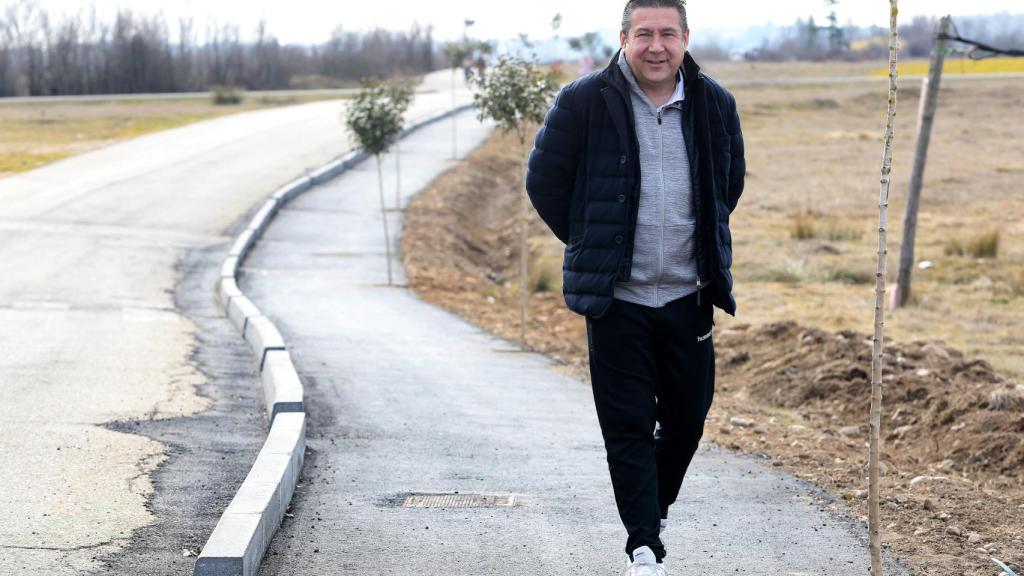 El candidato de la UPL a las Cortes de Castilla y León, Luis Mariano Santos, disfruta de la jornada de reflexión en las localidades leonesas de Azadinos y Cistierna