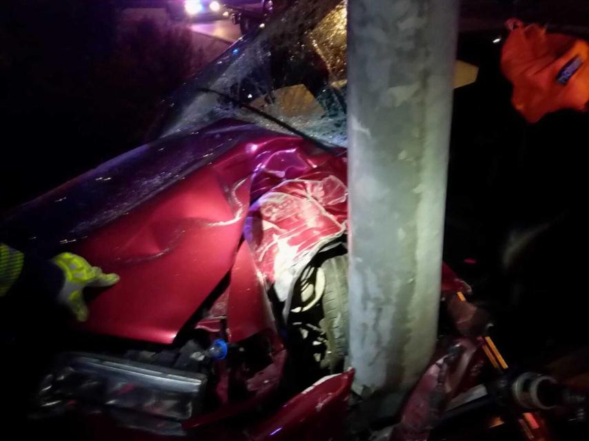 Un herido grave tras una impactante colisión contra una farola en Ponferrada