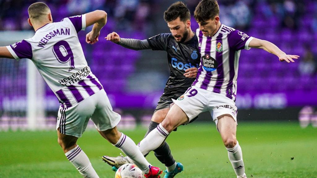 Un momento del choque entre el Real Valladolid-Girona