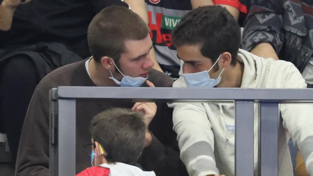 Juan acudió al partido de su hermano con un amigo.