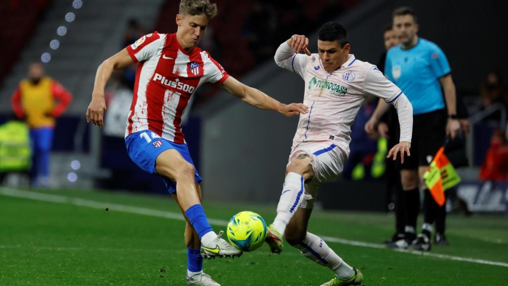 Marcos Llorente pelea un balón en la banda