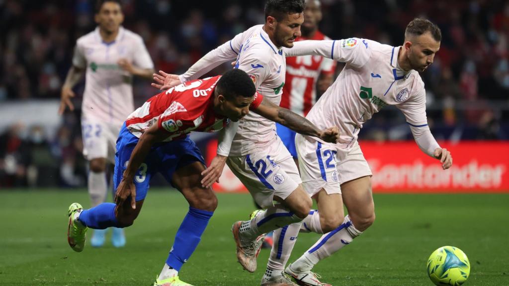 Borja Mayoral lanza un ataque del Getafe