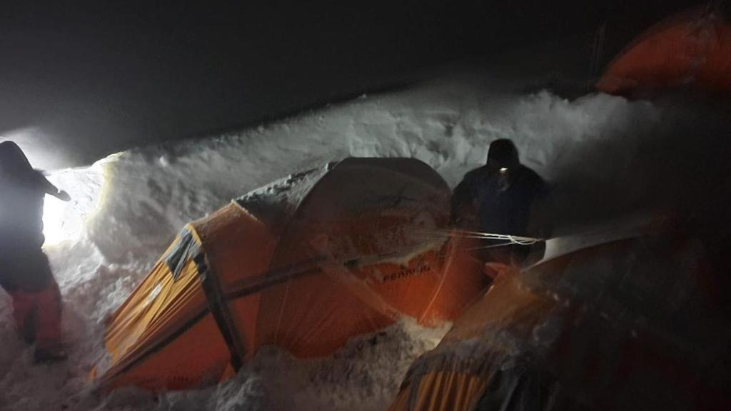Alex Txikon y todo su equipo luchando contra la nieve en el Campo Base del Manaslu