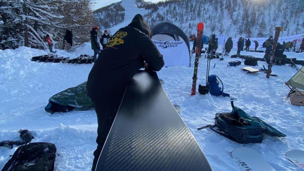 Callan Chythlook-Sifsof tratando su tabla antes de una competición