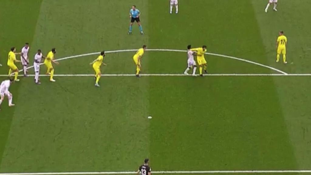 Parejo golpea a Vinicius en la cara con el balón parado