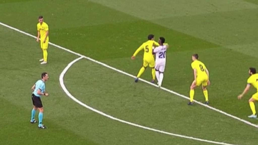 Parejo golpea a Vinicius en la cara con el balón parado