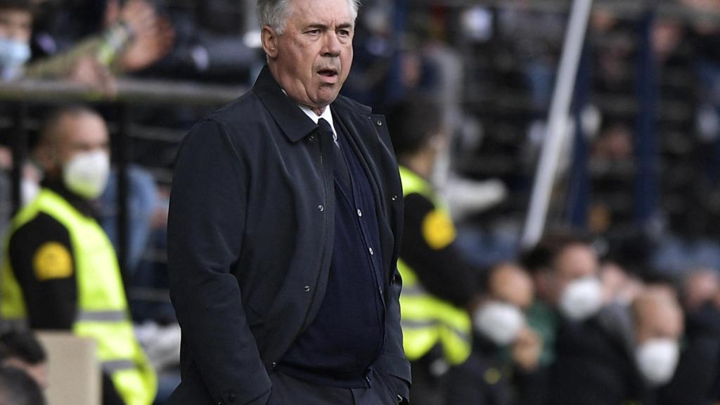 Carlo Ancelotti da órdenes a los jugadores del Real Madrid desde la banda del Estadio de la Cerámica