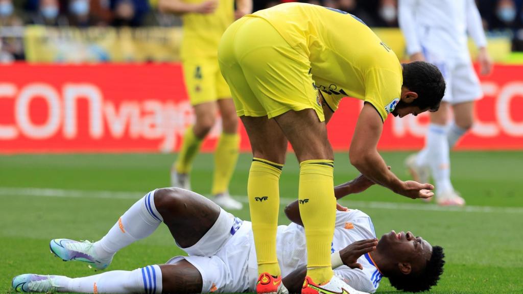 Raúl Albiol se encara a Vinicius, tendido sobre el césped