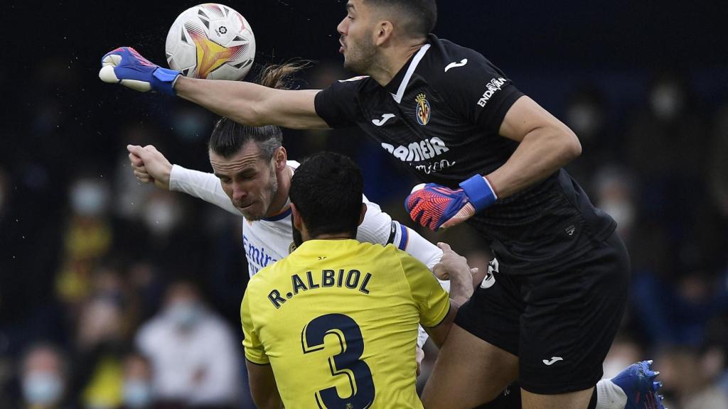 Geronimo Rulli, Raúl Albiol y Gareth Bale saltan para intentar rematar un balón