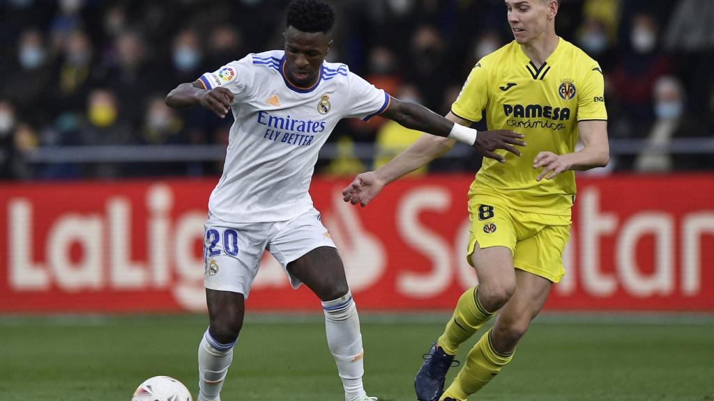 Vinicius se protege de la presión de Juan Foyth