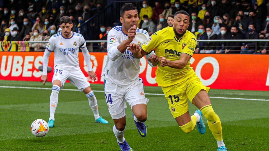 Casemiro pelea un balón contra Danjuma