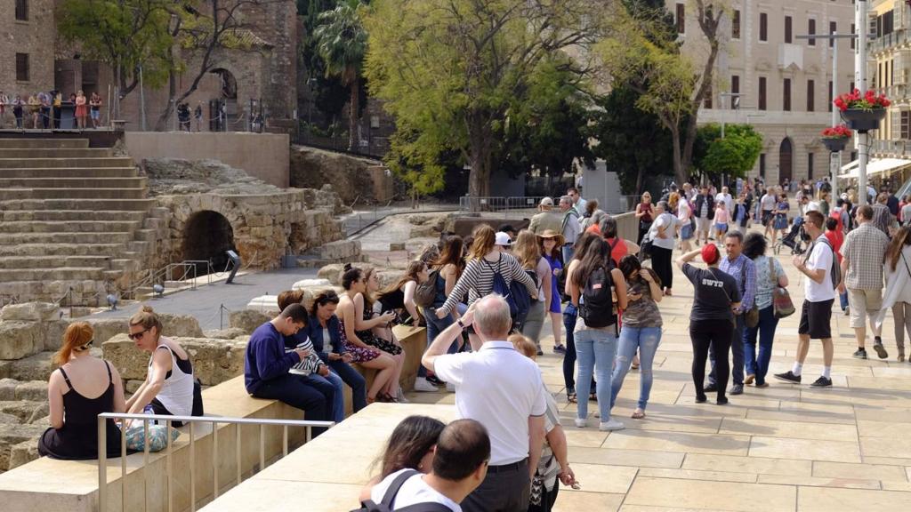 Un grupo de turistas en el Teatro Romano de Málaga.