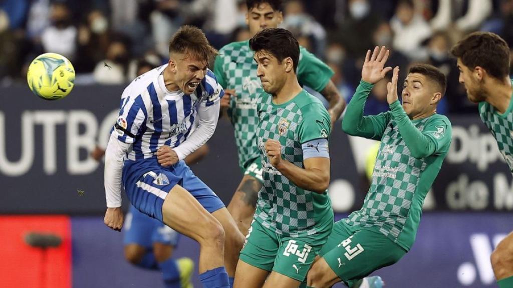 Paulino, ante algunos jugadores de la UD Almería.